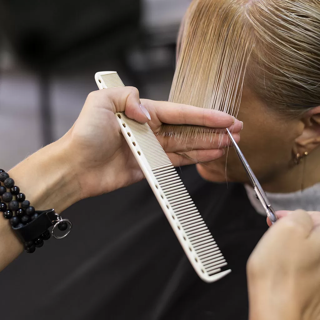 Die Top Frauen-Haarschnitte beim Friseur Sera