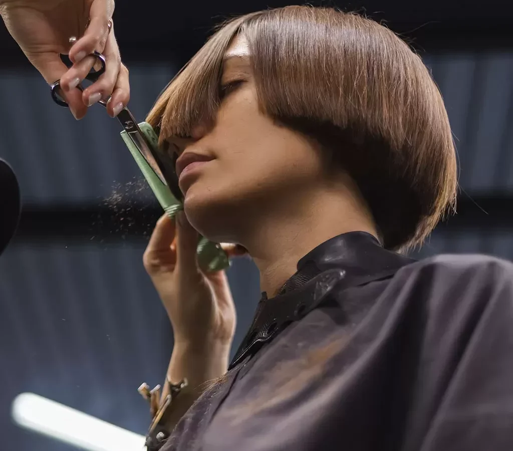Damenhaarschnitt mit Schere und Kamm im Salon Friseur Sera