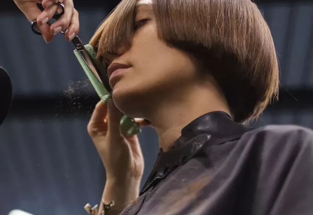 Damenhaarschnitt mit Schere und Kamm im Salon Friseur Sera