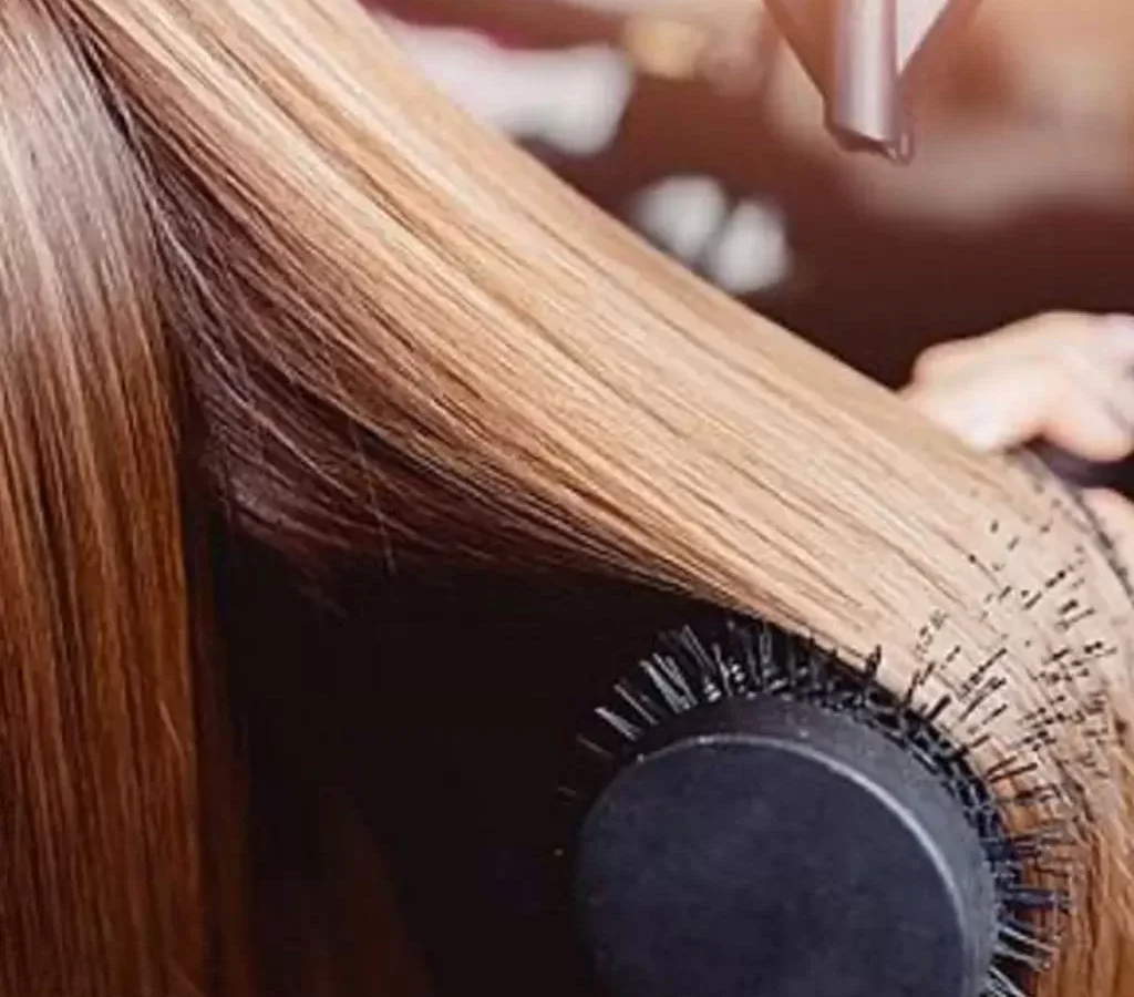 Foehnen und Styling mit Rundbuerste bei Friseur Sera