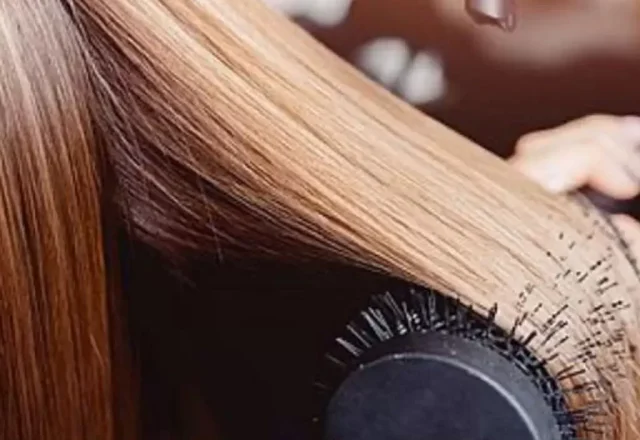 Foehnen und Styling mit Rundbuerste bei Friseur Sera