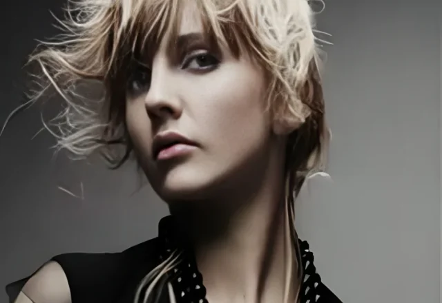 Blonde Kurzhaarfrisur mit laessigem Volumen von Friseur Sera