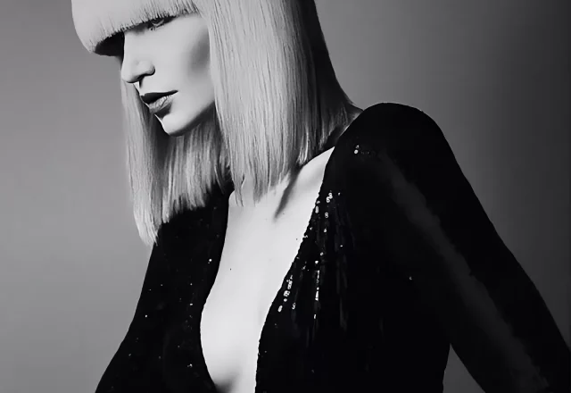 Glatter blonder Bob mit Pony als Styling-Ergebnis von Friseur Sera