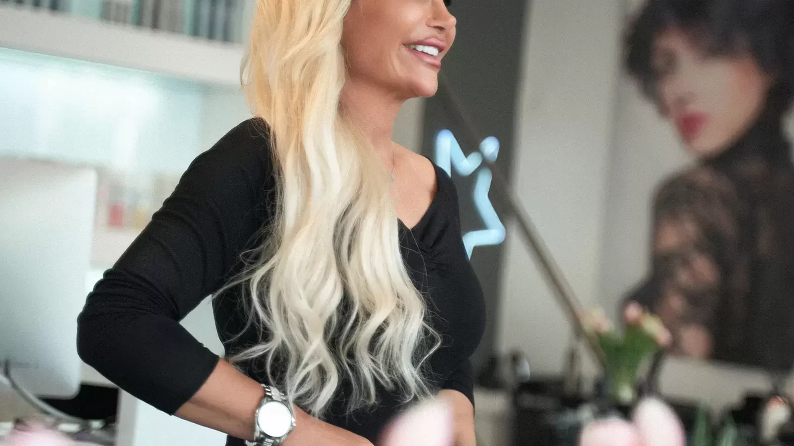 Sera in ihrem Friseursalon in Berlin-Wilmersdorf