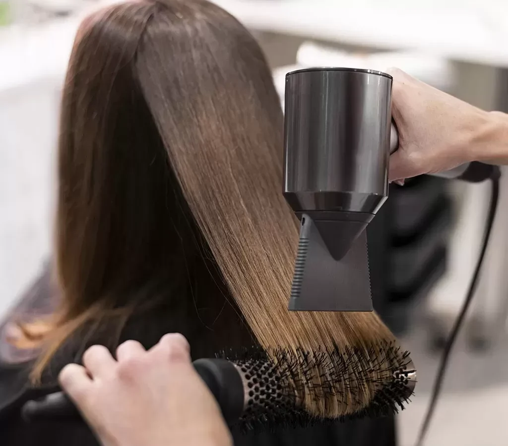 Foehnstyling fuer Damen mit Rundbuerste bei Friseur Sera