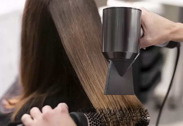 Foehnstyling fuer Damen mit Rundbuerste bei Friseur Sera