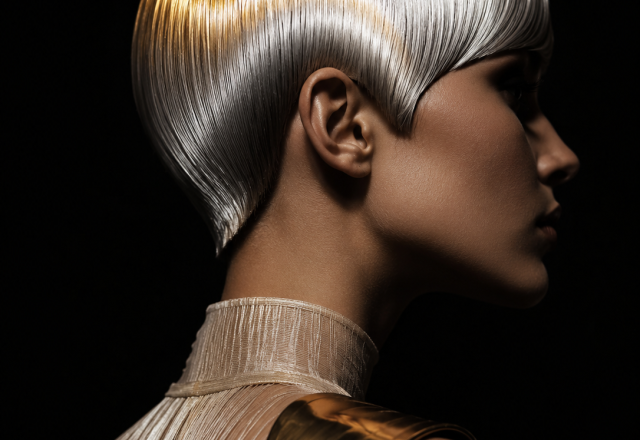 Silberner Chrom-Pixie-Cut im Profil – futuristisches Hairdesign