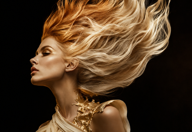 Kupfer-Platin-Farbverlauf in bewegten Wellen – futuristisches Hairdesign