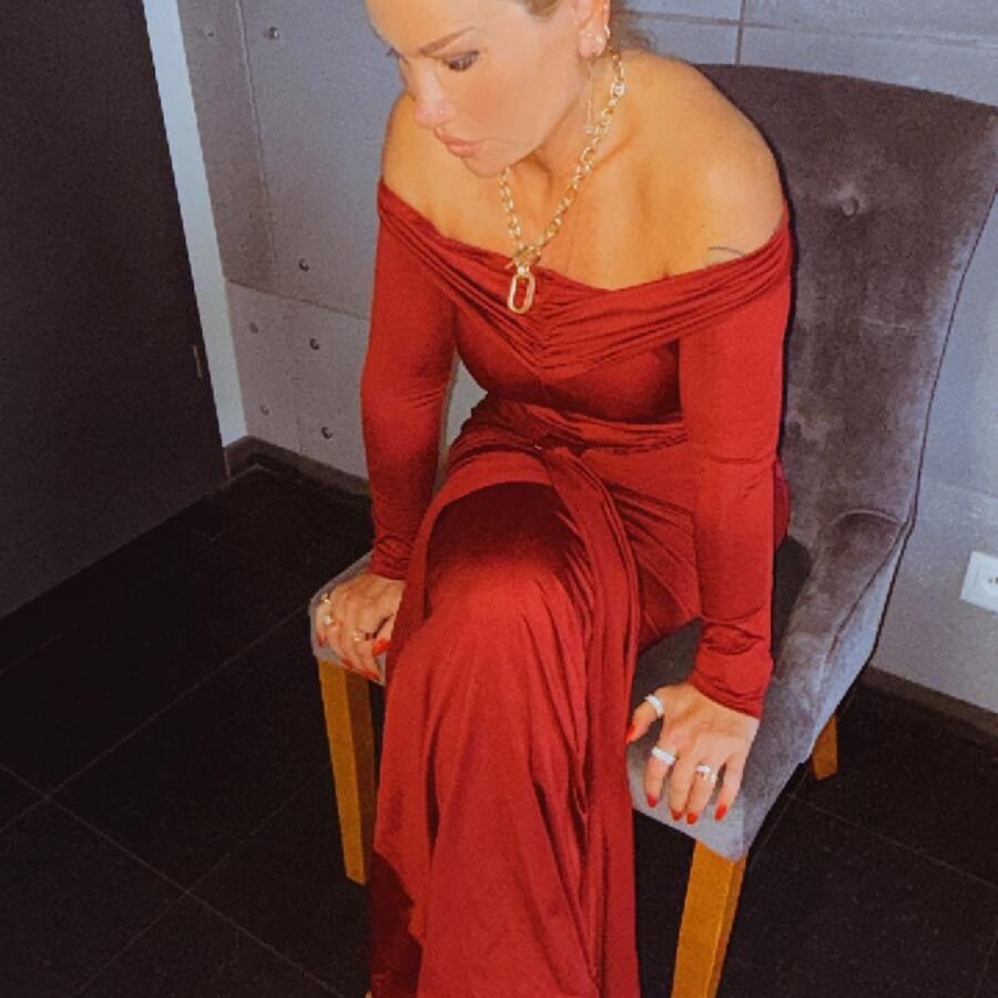 Sera, Inhaberin von Friseur Sera, im roten Kleid