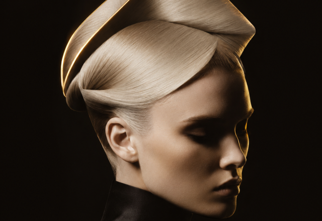 Architektonische Hochsteckfrisur mit goldener Lichtkante – Signature Styling